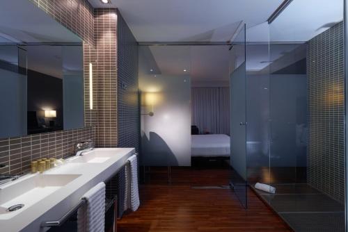 y baño con lavabo doble y ducha. en Eurostars Monte Real, en Madrid