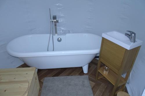 Bilik mandi di La Parenthèse Insolite, bulle avec bain nordique