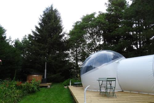 Taman di luar La Parenthèse Insolite, bulle avec bain nordique