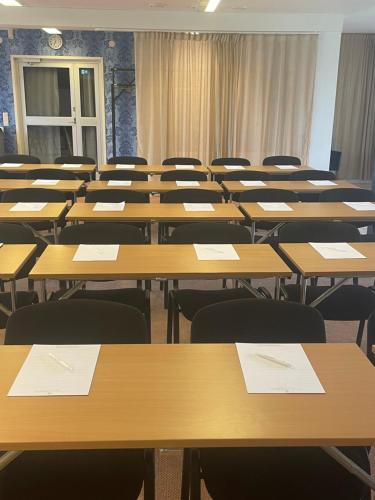 a lecture room with rows of tables and chairs at Örserumsbrunn Gestgifveri & Konferens in Gränna