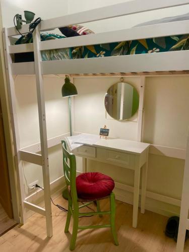 a bedroom with a desk and a bunk bed at Accogliente stanzetta vicina al centro di Torino in Turin