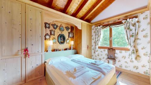 a bedroom with a bed and a window at Abitaziun Süls Ers 11 - Pontresina in Pontresina