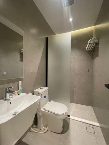 a bathroom with a toilet and a sink and a shower at الضيافة المثالية للشقق المخدومة Aldiyafa Serviced Apartments in Jeddah