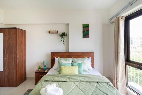 une chambre avec un lit et une fenêtre dans l'établissement Boho, Breezy, Sun-Kissed 2bhk nr BKC & Airport, à Mumbai