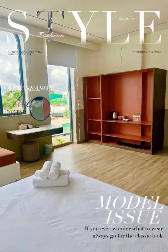 a bedroom with a bed with two towels on it at Hoàng Khang Hotel- Khách Sạn Buôn Ma Thuột in Buôn Kô Sir