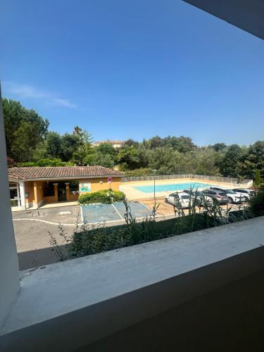 - une vue depuis la fenêtre d'un parking dans l'établissement Logement paisible avec piscine, à Cannes