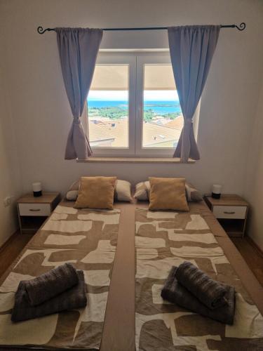 un grande letto in una stanza con una grande finestra di Apartment Lea a Ližnjan (Lisignano)