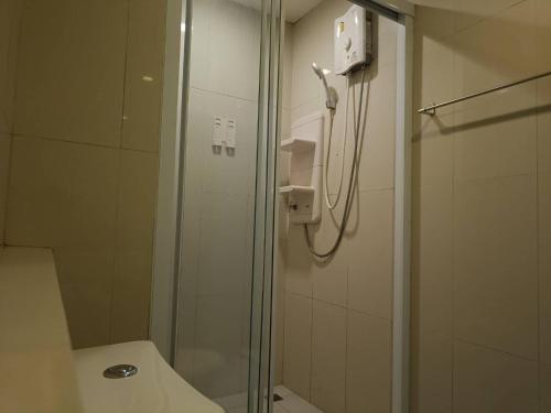 Et badeværelse på The base condo Pattaya city center