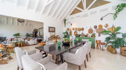 ein Esszimmer mit Tisch und Stühlen in der Unterkunft Utmost Luxury In The Heart Of Tropical Nature in Marigot