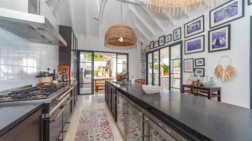 eine Küche mit großer Theke und Herd in der Unterkunft Utmost Luxury In The Heart Of Tropical Nature in Marigot