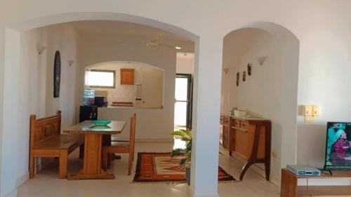 une cuisine et une salle à manger avec une table et une salle à manger dans l'établissement Romantic Chalete قرية الغرندل, à Ras Sudr