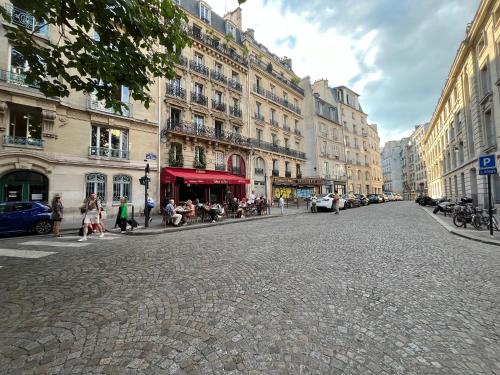 Paris Pantheon Arev Dans le quartier de Emily in Paris 75005