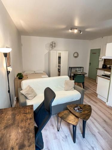 une chambre avec un lit et une table et une cuisine dans l'établissement Escapade Ardéchoise - Parking Gratuit - Château à 2 pas, à Aubenas