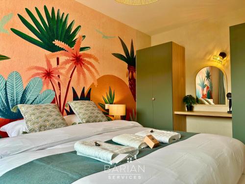 - une chambre avec 2 lits avec des plantes sur le mur dans l'établissement La Maévague - Villa 4 étoiles - Voyage entre mer et monde, à Fouras