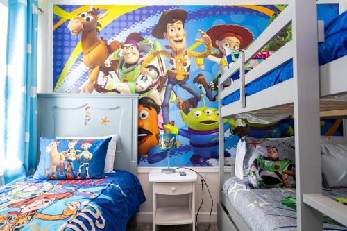 8BR Resort - Cinema, Themed Rooms, Jacuzzi & Game Room! photo 6