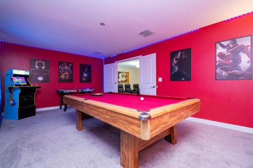 8BR Resort - Cinema, Themed Rooms, Jacuzzi & Game Room! photo 17