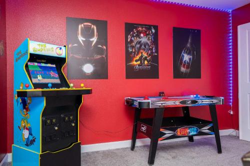 8BR Resort - Cinema, Themed Rooms, Jacuzzi & Game Room! photo 19