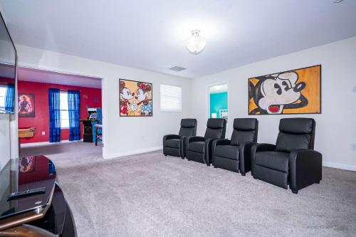 8BR Resort - Cinema, Themed Rooms, Jacuzzi & Game Room! photo 24