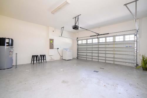8BR Resort - Cinema, Themed Rooms, Jacuzzi & Game Room! photo 60