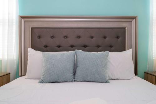 8BR Resort - Cinema, Themed Rooms, Jacuzzi & Game Room! photo 39