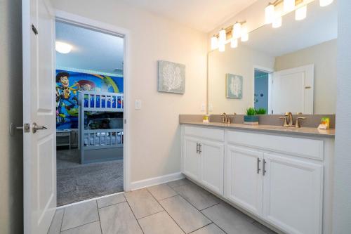8BR Resort - Cinema, Themed Rooms, Jacuzzi & Game Room! photo 89