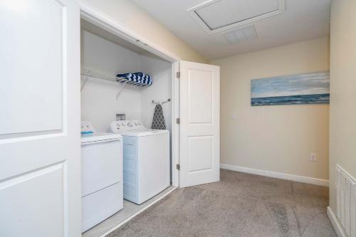 8BR Resort - Cinema, Themed Rooms, Jacuzzi & Game Room! photo 97