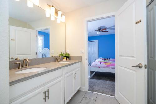 8BR Resort - Cinema, Themed Rooms, Jacuzzi & Game Room! photo 104