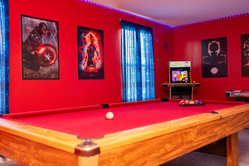 8BR Resort - Cinema, Themed Rooms, Jacuzzi & Game Room! photo 3