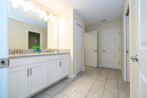 8BR Resort - Cinema, Themed Rooms, Jacuzzi & Game Room! photo 125