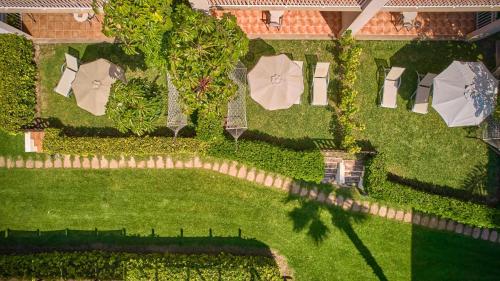 an overhead view of a garden with umbrellas on the grass at Zafiro Can Picafort in Can Picafort