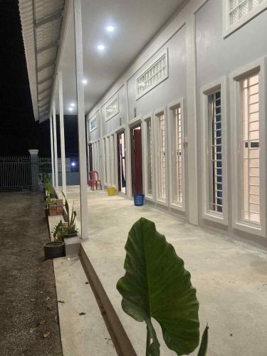 a large green leaf sitting next to a building at Phnom Sampov Homestay ផ្ទះលំហែភ្នំសំពៅ in Phumĭ Kdaông Khang Tbong
