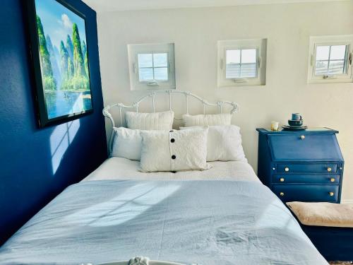 サンタバーバラにあるPrivate room in a 3 bed 2 baths condoのベッドルーム1室(ベッド1台、青いドレッサー付)
