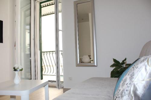 Habitación blanca con mesa y espejo. en Apartment Iva en Split