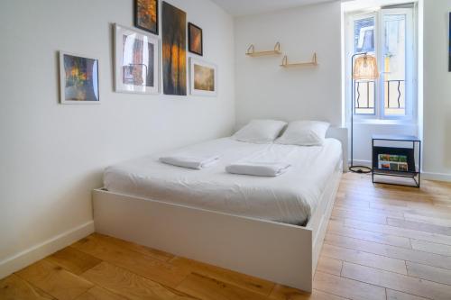 a white bedroom with a large bed in a room at Studio Cosy à Fontainebleau in Fontainebleau