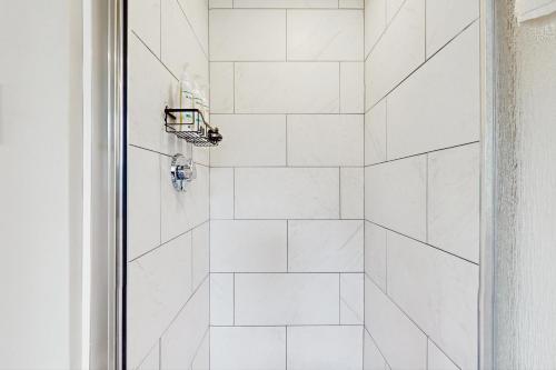 Un baño de Garage Suite