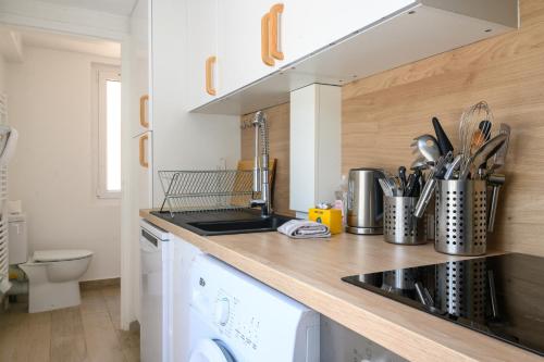 a kitchen with a sink and a counter top at Studio Cosy à Fontainebleau in Fontainebleau