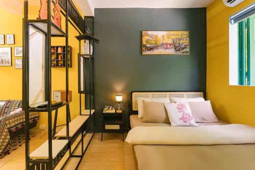 Postel nebo postele na pokoji v ubytování Authentic Old Quarter-Free Breakfast-Netflix & Balcony