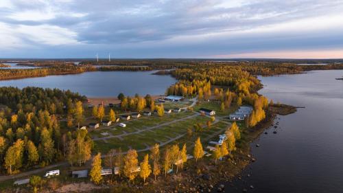 an island in the middle of a body of water at Nordic Lapland Frevisören in Båtskärsnäs