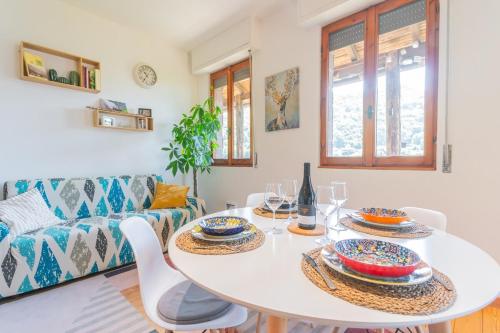a living room with a table and a couch at Casa Minù in Faggeto Lario 