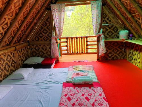 Postel nebo postele na pokoji v ubytování Ciwidey Jungle Villa