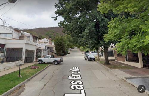 una strada con auto parcheggiate ai lati della strada di Aisha Alojamiento a Salta