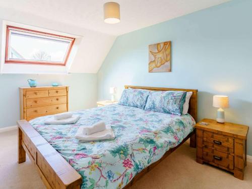 Postel nebo postele na pokoji v ubytování 2 Bed in Aberporth 1ml SW 79160
