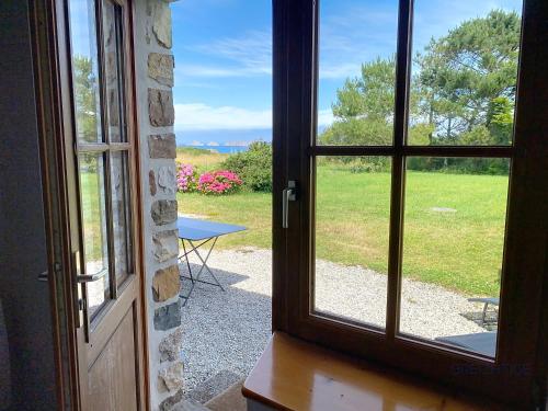 une porte ouverte avec vue sur la cour dans l'établissement Penty Tiezigoù - Crozon, Bretagne, à Crozon
