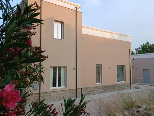 a house with a mirror on the side of it at Oasi in Larino
