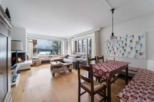 TV a/nebo společenská místnost v ubytování St Moritz 2bedr apt parking lake view