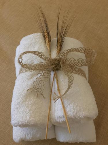 a group of three towels with a bow on them at Monti di Jogliu in Arzachena