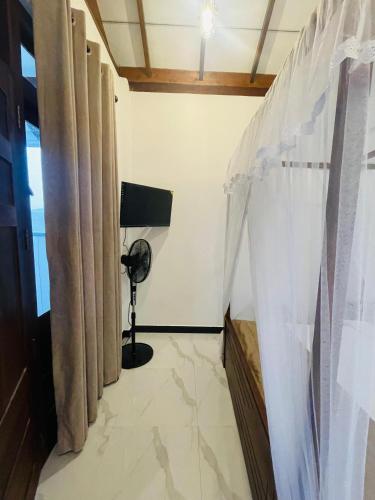 TV a/nebo společenská místnost v ubytování Ella Cloud Castle Homestay