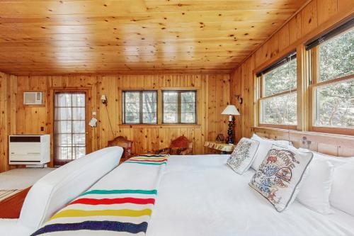 Ένα ή περισσότερα κρεβάτια σε δωμάτιο στο Wildwood Cottage