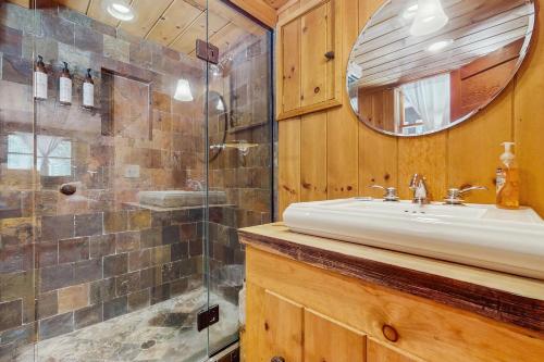 Ένα μπάνιο στο Wildwood Cottage