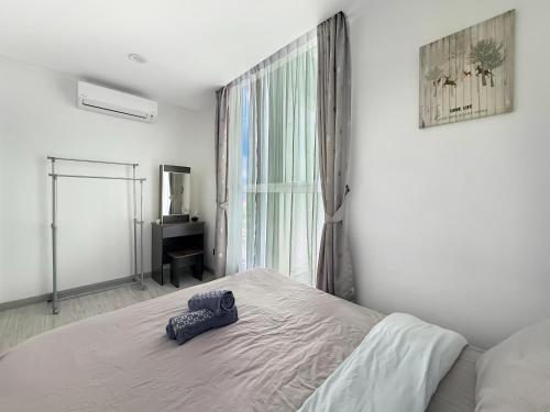 ein weißes Schlafzimmer mit einem Bett und einem Fenster in der Unterkunft 7Teenhomes - SA CozyStay in Kota Kinabalu